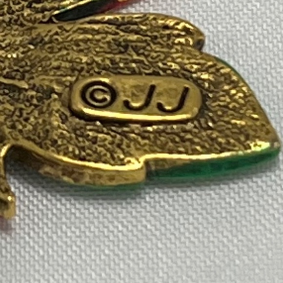 VINTAGE J.J. Xmas/Holiday Poinsettia Brooch/ Clip Earring Set. - Picture 7 of 7